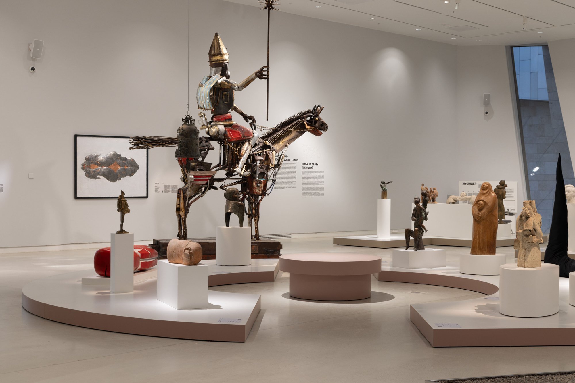 Зал выставки «Мүсіндер» в Almaty Museum of Arts: скульптура всадника